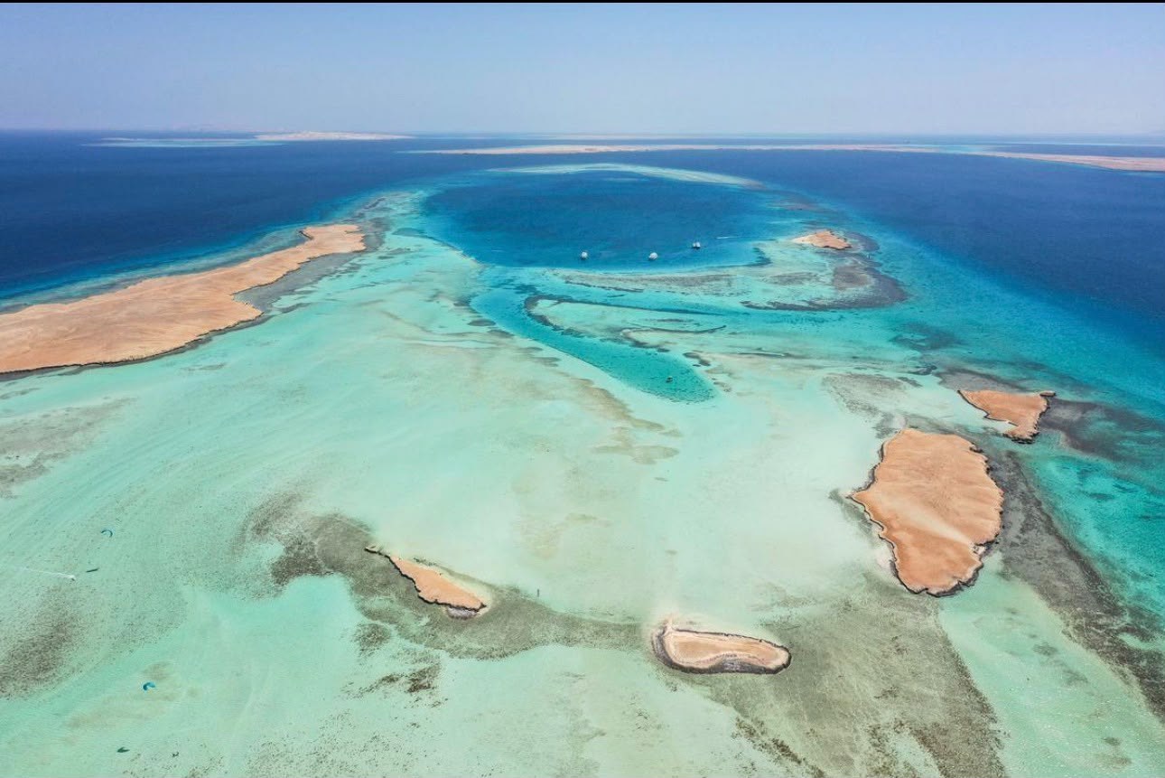 Widok z góry na jasne mielizny i błękitną lagunę